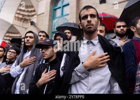 Teheran, Iran. September 2024. Ein iranischer Demonstrant nimmt an einem Treffen zur Unterstützung der Hisbollah auf dem Felestin-Platz in der Innenstadt von Teheran, Iran, am Samstag, 28. September 2024 Teil. (Foto: Sobhan Farajvan/Pacific Press/SIPA USA) Credit: SIPA USA/Alamy Live News Stockfoto