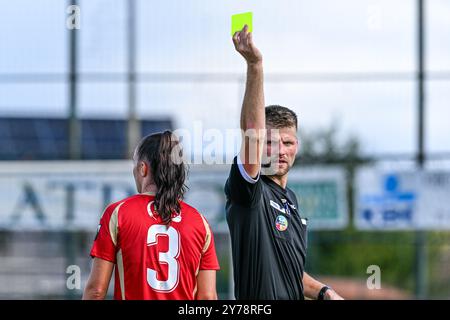 Westerlo, Belgien. September 2024. Gelbe Karte für Loredana Humartus (3) von Standard von Schiedsrichter Ruben Wuyts, dargestellt während eines Frauenfußballspiels zwischen KVC Westerlo Ladies und Standard Femina am 5. Spieltag der Saison 2024 - 2025 der belgischen Lotto Womens Super League am Samstag, 28. September 2024 in Westerlo, BELGIEN. Quelle: Sportpix/Alamy Live News Stockfoto