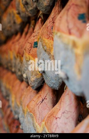 Handwerkliche Herstellung von Gewürzen mit Schinken. Stockfoto