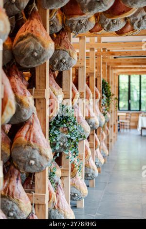 Handwerkliche Herstellung von Gewürzen mit Schinken. Stockfoto