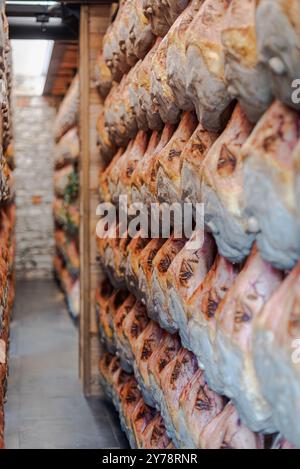 Handwerkliche Herstellung von Gewürzen mit Schinken. Stockfoto