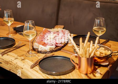 Eleganter Aperitivo um eine riesige Wurstplatte. Stockfoto