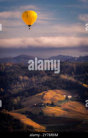 Langhe Weinberge von La Morra Terrasse mit Ballon. Stockfoto
