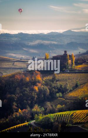 Blick mit Ballon von der Terrasse von La Morra. Im Herd der farbenfrohen Weinberge im Herbst in der Langhe UNESCO. Stockfoto