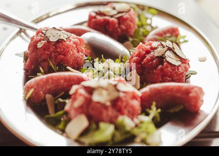 Die rohe „Fassona“ Tartare (Tartara di Fassona) mit schwarzen Sommertrüffeln. Ein sehr häufiger Versuch, Fleischrezepte im Sommer zu lockern. Stockfoto