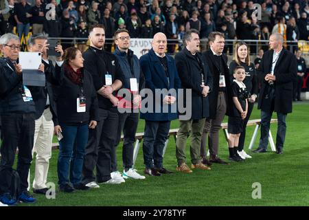 Wellington, Neuseeland. September 2024. Der neuseeländische Premierminister (sechster von links nach rechts mit marineblauem Mantel) singt Hymnen mit anderen Würdenträgern. New Zealand All Blacks gegen Australien. Rugby Championship, Bledisloe Cup zweiter Test. Wellington. Neuseeland. Neuseeland schlägt Australien 33-13 (HT 19-13). (Joe Serci/SPP) Credit: SPP Sport Press Photo. /Alamy Live News Stockfoto