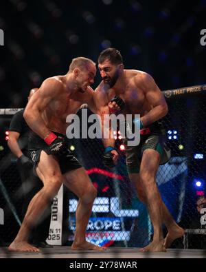 Glasgow, Schottland. September 2024. PFL MMA Europe Playoffs, Glasgow, Schottland. Glasgow, Schottland. September. Jack Grant gegen Florim Zendeli MMA kämpfen um die PFL Europe Playoffs in der OVO Hydro Arena in Glasgow, Schottland. Quelle: Sashshots/Alamy Live News Stockfoto