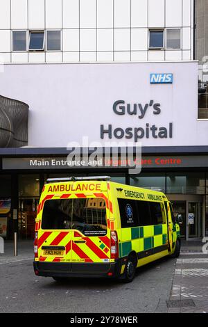 London, Großbritannien - 21. September 2024; Notfallambulanz am Haupteingang des Guy's Hospital und im Notfallzentrum Stockfoto