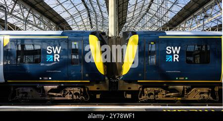 London, Großbritannien - 21. September 2024; Paar SWR South Western Railway Züge mit Markenlogo und Firmenauflage Stockfoto