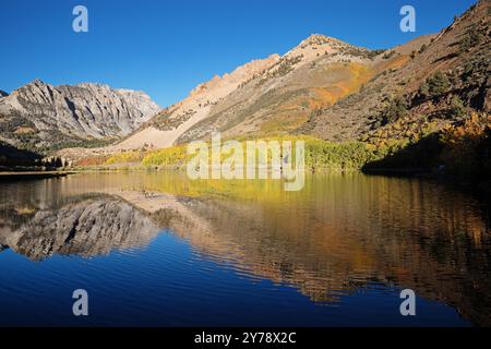 Die Herbstfarbe der gelben Aspenblätter spiegelt sich im North Lake in den östlichen Sierra Nevada Mountains von Kalifornien wider Stockfoto