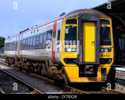 Barmouth, Wales, Vereinigtes Königreich - 12. September 2024; Transport für Wales TfW Klasse 158 Zweiwagen-Personenzug am Bahnhof Barmouth Stockfoto