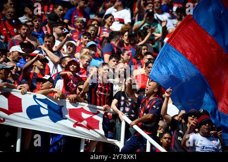 Buenos Aires, Buenos Aires, Argentinien. September 2024. San Lorenzo Fans, die während des Spiels zwischen San Lorenzo und Banfield im Rahmen der Liga Profesional de Futbol Argentino am 28. September 2024 in Buenos Aires, Argentinien (Foto: © Roberto Tuero/ZUMA Press Wire) gesehen wurden. Nicht für kommerzielle ZWECKE! Stockfoto