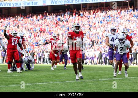 28. September 2024: Kansas Jayhawks Running Back Daniel Hishaw Jr. (9) läuft im GEHA Field im Arrowhead Stadium in Kansas City, MO für einen Touchdown in der zweiten Halbzeit gegen die TCU Horned Frogs. David Smith/CSM (Bild: © David Smith/Cal Sport Media) Stockfoto