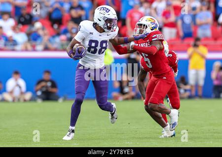 28. September 2024: TCU Horned Frogs Wide Receiver Eric McAlister (88) bricht von Kansas Jayhawks Safety O.J. Burroughs (5) ab und läuft in der zweiten Halbzeit für einen Touchdown im GEHA Field im Arrowhead Stadium in Kansas City, MO. David Smith/CSM Stockfoto