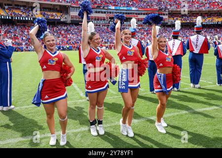 Kansas City, MO, USA. September 2024. Die Cheerleader der Kansas Jayhawks treten vor einem Spiel gegen die TCU Horned Frogs im GEHA Field im Arrowhead Stadium in Kansas City, MO, auf. David Smith/CSM/Alamy Live News Stockfoto