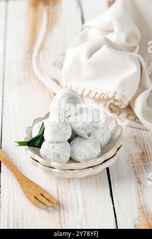 Mochi, traditioneller indonesischer Kuchen aus klebrigem Reismehl mit Erdnuss im Inneren Stockfoto