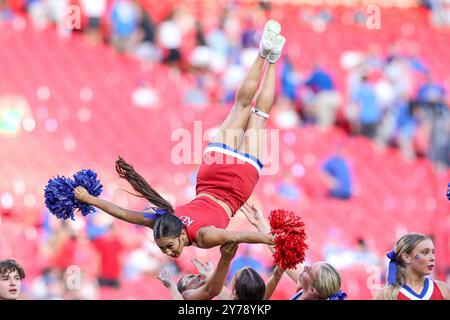 Kansas City, MO, USA. September 2024. Ein Kansas Jayhawks Cheerleader tritt in der zweiten Halbzeit gegen die TCU Horned Frogs im GEHA Field im Arrowhead Stadium in Kansas City, MO, auf. David Smith/CSM/Alamy Live News Stockfoto