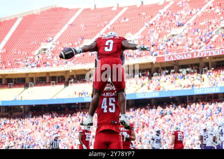 28. September 2024: Kansas Jayhawks Running Back Daniel Hishaw Jr. (9) und Kansas Jayhawks Tight End Trevor Kardell (45) feiern Hishaws zweite Halbzeit-Touchdown gegen die TCU Horned Frogs im GEHA Field im Arrowhead Stadium in Kansas City, MO. David Smith/CSM Stockfoto