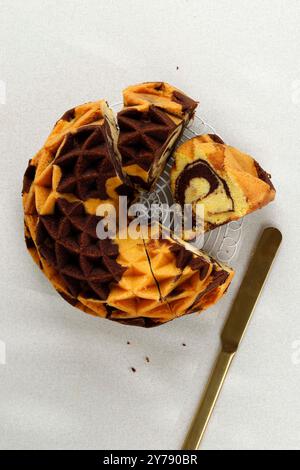 Top View Hausgemachter Marmor Bundt Cake Stockfoto