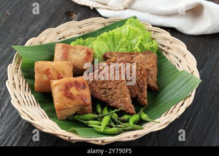 Tahu und Tempe Bacem, Tofu und Tempeh mit Pam-Zucker-Gewürz. Traditionelles Javanisches Rezept Stockfoto