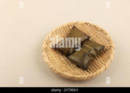 Buras oder Burasa, indonesischer Reiskudel mit Bananenblatt-Verpackung. Stockfoto