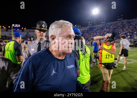 Durham, NC, USA. September 2024. Mack Brown, Head Coach von North Carolina Tar Heels, geht nach der Niederlage gegen Duke Blue Devils im ACC Football Matchup im Wallace Wade Stadium in Durham, NC. (Scott Kinser/CSM). Quelle: csm/Alamy Live News Stockfoto