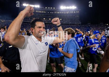 Durham, NC, USA. September 2024. Duke Blue Devils Head Coach Manny Diaz feiert nach dem Sieg über North Carolina Tar Heels im ACC Football Matchup im Wallace Wade Stadium in Durham, NC. (Scott Kinser/CSM). Quelle: csm/Alamy Live News Stockfoto