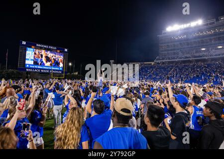 Durham, NC, USA. September 2024. Duke Blue Devils Fans feiern auf dem Spielfeld nach einem Sieg gegen die North Carolina Tar Heels im ACC Football Matchup im Wallace Wade Stadium in Durham, NC. (Scott Kinser/CSM). Quelle: csm/Alamy Live News Stockfoto