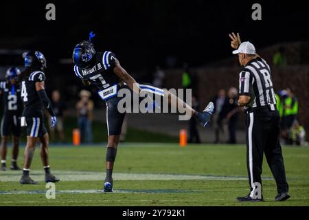 28. September 2024: Duke Blue Devils Defensive End Vincent Anthony Jr. (7) feiert einen Stopp gegen die North Carolina Tar Heels während der zweiten Hälfte des ACC Football Matchups im Wallace Wade Stadium in Durham, NC. (Scott Kinser/CSM) Stockfoto