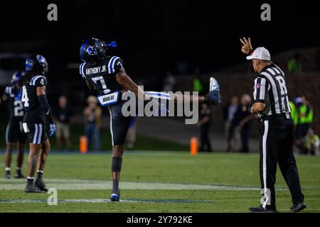 28. September 2024: Duke Blue Devils Defensive End Vincent Anthony Jr. (7) feiert einen Stopp gegen die North Carolina Tar Heels während der zweiten Hälfte des ACC Football Matchups im Wallace Wade Stadium in Durham, NC. (Scott Kinser/CSM) Stockfoto