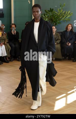 Paris, Frankreich. September 2024. CARVEN Spring/Summer 2025 Runway während der Pariser Fashion Week am 2024. September - Paris, Frankreich, 28/09/2024 Credit: dpa/Alamy Live News Stockfoto