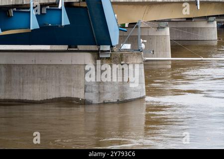 Frankfurt/oder, 26. September 2024: Der Wasserstand der oder hat 6 m überschritten, Teile der Uferseite sind überflutet. Stockfoto