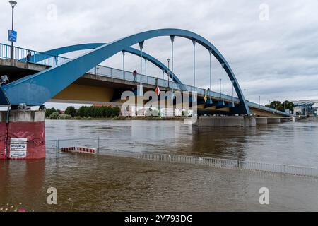 Frankfurt/oder, 26. September 2024: Der Wasserstand der oder hat 6 m überschritten, Teile der Uferseite sind überflutet. Stockfoto