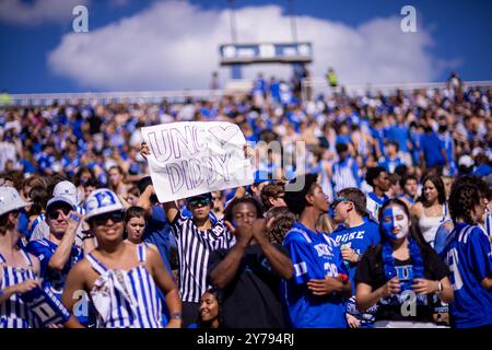 Durham, NC, USA. September 2024. Ein Fan von Duke Blue Devils hält vor dem Spiel gegen die North Carolina Tar Heels im ACC Football Matchup im Wallace Wade Stadium in Durham, NC, ein Schild hoch. (Scott Kinser/CSM). Quelle: csm/Alamy Live News Stockfoto