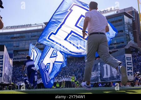 Durham, NC, USA. September 2024. Duke Blue Devils Head Coach Manny Diaz läuft im ACC Football Matchup im Wallace Wade Stadium in Durham, NC, für das Spiel gegen die North Carolina Tar Heels aus. (Scott Kinser/CSM). Quelle: csm/Alamy Live News Stockfoto