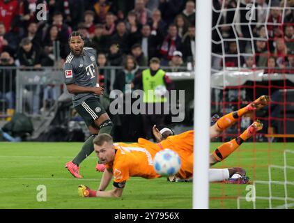 München, Deutschland. September 2024. Serge Gnabry (1. L) von Bayern München schießt während des 1. Bundesliga-Spiels zwischen Bayern München und Bayer 04 Leverkusen am 28. September 2024 in München. Quelle: Philippe Ruiz/Xinhua/Alamy Live News Stockfoto