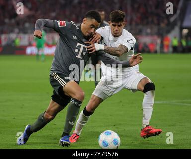 München, Deutschland. September 2024. Piero Hincapie (R) von Leverkusen streitet mit Jamal Musiala von Bayern München während des ersten Ligaspiels zwischen Bayern München und Bayer 04 Leverkusen am 28. September 2024 in München. Quelle: Philippe Ruiz/Xinhua/Alamy Live News Stockfoto