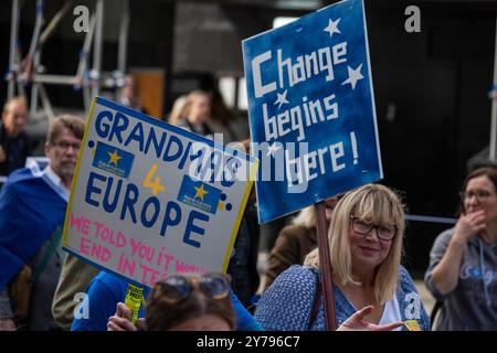 London, Großbritannien. September 2024. Die Demonstranten halten Plakate während der jährlichen „Wiedereingliederung der EU“-Kundgebung. Mehrere hundert Menschen nahmen an dem jährlichen EU-marsch im Zentrum Londons Teil. Demonstranten fordern, dass Großbritannien der Europäischen Union beitreten wird, die es 2020 verlassen hat. Quelle: SOPA Images Limited/Alamy Live News Stockfoto