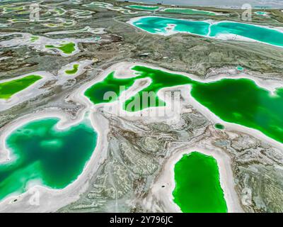 Der Dachaidan Smaragdsee ist eine Legende, die durch künstliche Ausgrabungen und Schneiden entstanden ist und viele kleine Salzseen in Qinghai bildet, Luftdrohnenbild mit Co Stockfoto