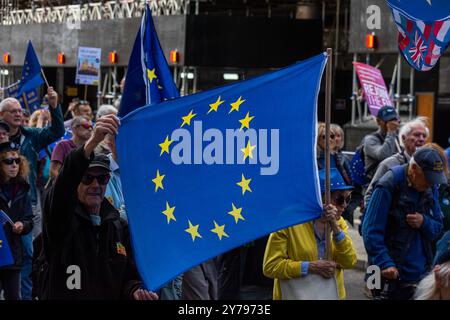 London, Großbritannien. September 2024. Die Demonstranten legen während des marsches die Flagge der Europäischen Union fest. Mehrere hundert Menschen nahmen an dem jährlichen EU-marsch im Zentrum Londons Teil. Demonstranten fordern, dass Großbritannien der Europäischen Union beitreten wird, die es 2020 verlassen hat. (Foto: Krisztian Elek/SOPA Images/SIPA USA) Credit: SIPA USA/Alamy Live News Stockfoto