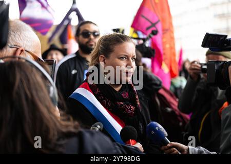 Paris, Frankreich. September 2024. Mathilde Panot von der Gruppe La France Insoumise spricht während der Demonstration mit der Presse. Anlässlich des Internationalen Tages der sicheren Abtreibung, der in einigen Ländern immer noch behindert oder gar nicht existiert, begannen mehrere Prozessionen in mehreren französischen Städten, und Hunderte von Menschen demonstrierten in einem Appell des Kollektivs Avortement en Europe sowie mehrerer feministischer Verbände und Gewerkschaften, das Recht auf Abtreibung zu verteidigen. Quelle: SOPA Images Limited/Alamy Live News Stockfoto