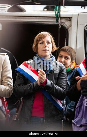 Paris, Frankreich. September 2024. Sarah Legrain, stellvertretende der La France Insoume-Gruppe, wurde während der Demonstration gesehen. Anlässlich des Internationalen Tages der sicheren Abtreibung, der in einigen Ländern immer noch behindert oder gar nicht existiert, begannen mehrere Prozessionen in mehreren französischen Städten, und Hunderte von Menschen demonstrierten in einem Appell des Kollektivs Avortement en Europe sowie mehrerer feministischer Verbände und Gewerkschaften, das Recht auf Abtreibung zu verteidigen. Quelle: SOPA Images Limited/Alamy Live News Stockfoto