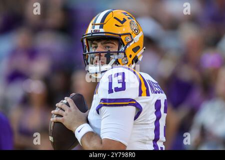 Baton Rouge, LA, USA. September 2024. LSU Quarterback Garrett Nussmeier (13) wärmt sich während der NCAA-Football-Action zwischen den South Alabama Jaguars und den LSU Tigers im Tiger Stadium in Baton Rouge, LA auf. Jonathan Mailhes/CSM/Alamy Live News Stockfoto