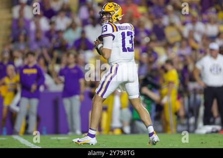 Baton Rouge, LA, USA. September 2024. LSU Quarterback Garrett Nussmeier (13) sucht einen offenen Empfänger während der NCAA-Football-Action zwischen den South Alabama Jaguars und den LSU Tigers im Tiger Stadium in Baton Rouge, LA. Jonathan Mailhes/CSM/Alamy Live News Stockfoto