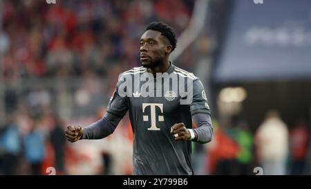 München, Deutschland. September 2024. Im Bild: Alphonso Davies (FC Bayern München, 19), 28.09.2024, Fussball, Bundesliga, FC Bayern München - Bayer 04 Leverkusen, GER, München, Allianz Arena, DFL-VORSCHRIFTEN VERBIETEN DIE VERWENDUNG VON FOTOGRAFIEN ALS BILDSEQUENZEN UND/ODER QUASI-VIDEO. Quelle: dpa/Alamy Live News Stockfoto