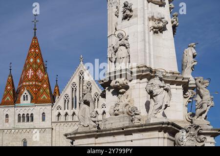 Matthiaskirche auf dem Burgberg in Budapest, mit Pestdenkmal Stockfoto