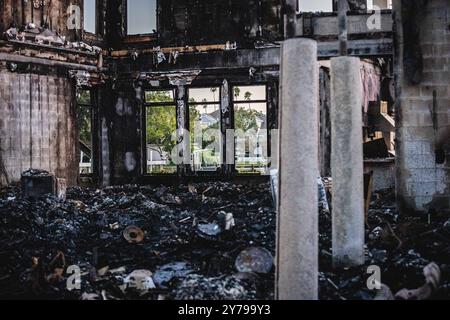 Davis Island, Florida, USA. September 2024. Das Wohnhaus auf Davis Island erlitt katastrophale Brandschäden als Folge einer Rekordsturmflut, die durch den HURRIKAN HELENE verursacht wurde. Es wurde berichtet, dass der Eigentümer des Hauses eine TESLA besaß. (Kreditbild: © Dave Decker/ZUMA Press Wire) NUR REDAKTIONELLE VERWENDUNG! Nicht für kommerzielle ZWECKE! Quelle: ZUMA Press, Inc./Alamy Live News Stockfoto