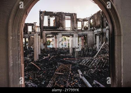 Davis Island, Florida, USA. September 2024. Das Wohnhaus auf Davis Island erlitt katastrophale Brandschäden als Folge einer Rekordsturmflut, die durch den HURRIKAN HELENE verursacht wurde. Es wurde berichtet, dass der Eigentümer des Hauses eine TESLA besaß. (Kreditbild: © Dave Decker/ZUMA Press Wire) NUR REDAKTIONELLE VERWENDUNG! Nicht für kommerzielle ZWECKE! Quelle: ZUMA Press, Inc./Alamy Live News Stockfoto