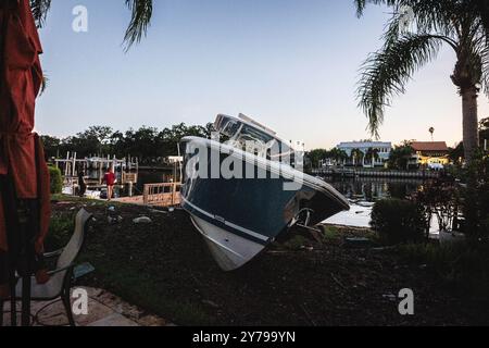 Davis Island, Florida, USA. September 2024. Das Wohnhaus auf Davis Island erlitt katastrophale Brandschäden als Folge einer Rekordsturmflut, die durch den HURRIKAN HELENE verursacht wurde. Es wurde berichtet, dass der Eigentümer des Hauses eine TESLA besaß. (Kreditbild: © Dave Decker/ZUMA Press Wire) NUR REDAKTIONELLE VERWENDUNG! Nicht für kommerzielle ZWECKE! Quelle: ZUMA Press, Inc./Alamy Live News Stockfoto