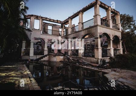 Davis Island, Florida, USA. September 2024. Das Wohnhaus auf Davis Island erlitt katastrophale Brandschäden als Folge einer Rekordsturmflut, die durch den HURRIKAN HELENE verursacht wurde. Es wurde berichtet, dass der Eigentümer des Hauses eine TESLA besaß. (Kreditbild: © Dave Decker/ZUMA Press Wire) NUR REDAKTIONELLE VERWENDUNG! Nicht für kommerzielle ZWECKE! Quelle: ZUMA Press, Inc./Alamy Live News Stockfoto